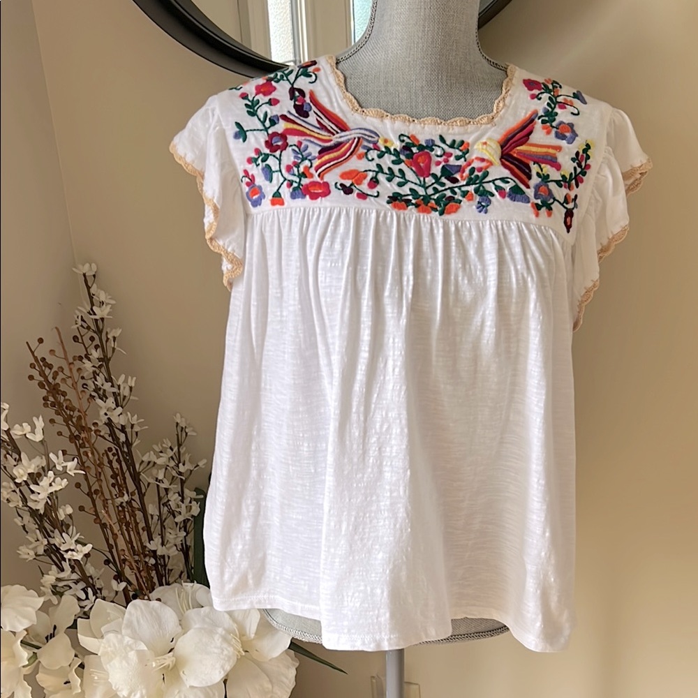 Altar’d State Floral Embroidered White Ruffled Sleeve Top.  Size Small